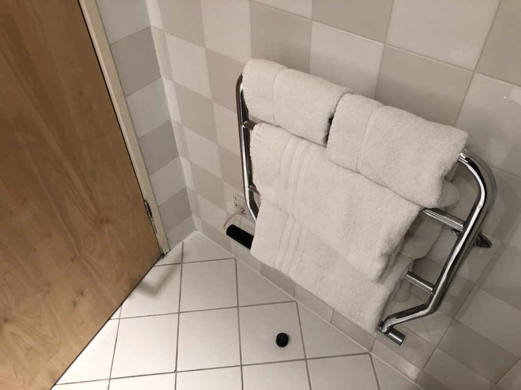 a towel rack with white towels on it